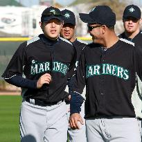 Mariners' Iwakuma at spring training