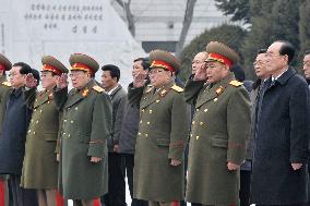 N. Korean leaders attend Kim Jong Il statue ceremony