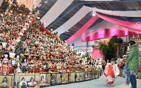 30,000 old 'hina' dolls