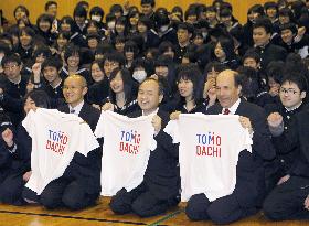 Roos, Son, Sakurai meet Fukushima students