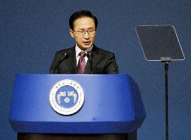 Lee urges Japan to resolve 'comfort women' issue