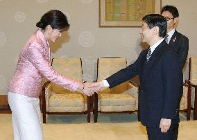 Yingluck meets crown prince in Japan