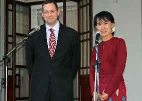 U.S. envoy, Suu Kyi