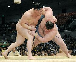 Hakuho beats Gagamaru