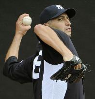 Pettitte practices pitching