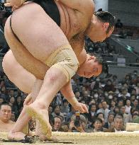 Hakuho tied for lead