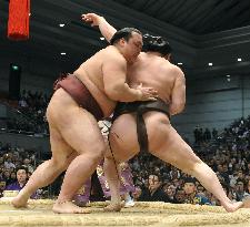 Hakuho beaten by Kisenosato