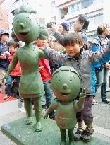 Bronze statues of Sazae-san characters