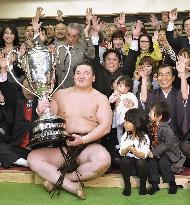 Hakuho wins 22nd career title at spring sumo