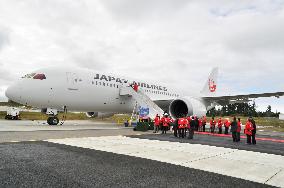 JAL's Dreamliner jet takes off to Japan