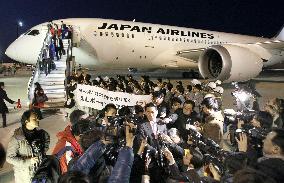 JAL's Dreamliner jet arrives in Japan