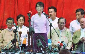 Suu Kyi in press conference