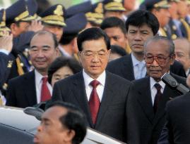 Chinese Pres. Hu arrives in Cambodia