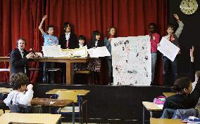 Fight Shimbun children share experiences with French kids