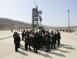 N. Korea shows rocket to foreign media