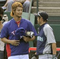 Darvish chats with Ichiro
