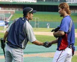 Darvish shakes hands with Ichiro