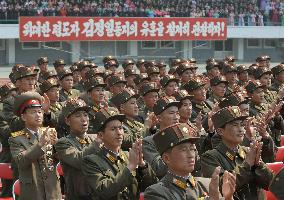 N. Korean soldiers applauding
