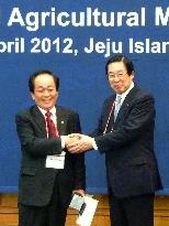 Japanese, South Korean farm ministers