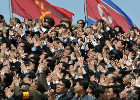Crowd cheers for Kim Jong Un