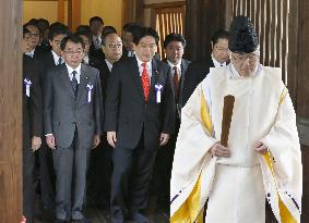 Lawmakers visit Yasukuni