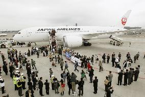 JAL begins using Dreamliner jet