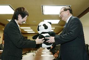 China's Tang presents stuffed panda to Sendai mayor
