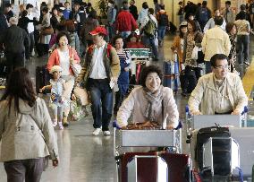 Golden Week holiday exodus peaks