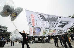N. Korean refugees send flyers by balloons