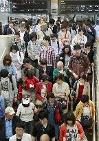 Rush of Golden Week returning travelers
