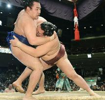 Kisenosato moves 2 wins clear at summer sumo