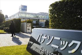 Panasonic mulls cutting half of 7,000 HQ personnel