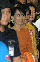Suu Kyi arrives at Thailand