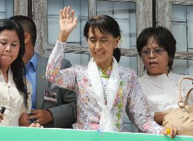 Suu Kyi visits Thailand