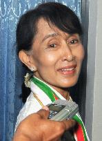 Suu Kyi at refugee camp in Thailand