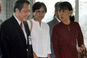 Suu Kyi returns home from Thailand