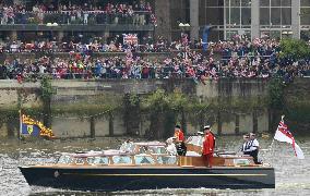 Queen's diamond jubilee pageant on Thames