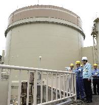 Fukui gov. visits Oi plant