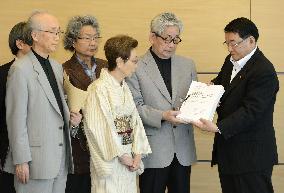 Antinuclear civic group submits signatures to gov't