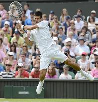 Djokovic advances to 2nd round at Wimbledon