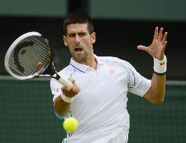 Djokovic advances to 2nd round at Wimbledon