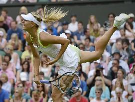 Sharapova advances to 2nd round at Wimbledon