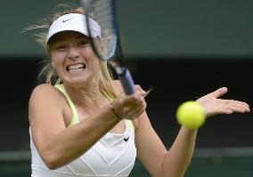 Sharapova advances to 2nd round at Wimbledon