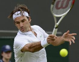 Federer advances to 2nd round at Wimbledon
