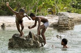 Kiribati people in fear of submergence