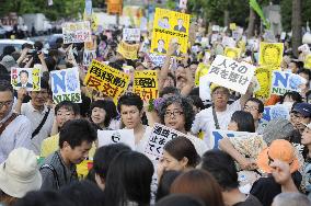 Antinuclear protesters rally near PM's office