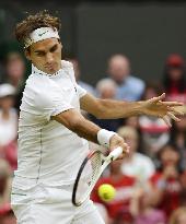 Federer advances to 4th round at Wimbledon