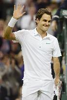 Federer advances to 4th round at Wimbledon