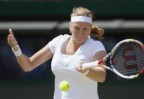 Kvitova advances to 4th round at Wimbledon