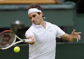 Federer advances to quarterfinals at Wimbledon